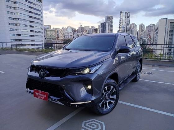 TOYOTA HILUX SW4 2.8 D-4D TURBO DIESEL SRX PLATINUM 7L 4X4 AUTOMÁTICO